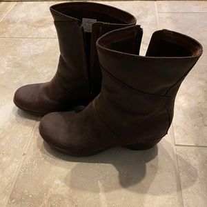 Brown Merrell women’s boots. Size 8.5.